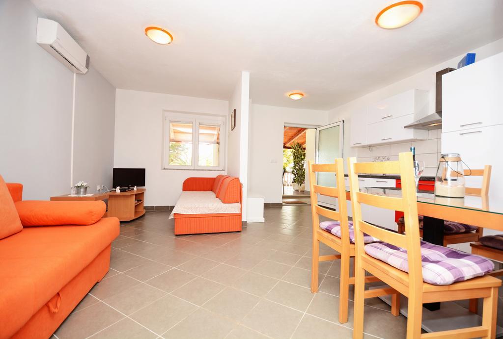 Apartments Katarina Вели-Рат Экстерьер фото
