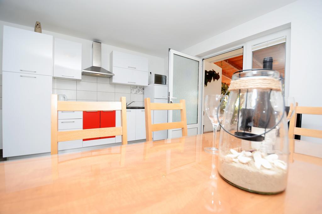 Apartments Katarina Вели-Рат Экстерьер фото